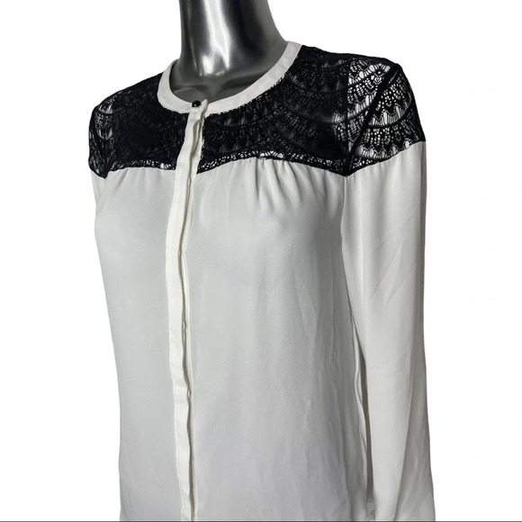🛍️3/$40 Vero Moda White Blouse Black Lace Yoke Pleated  Size Small - Picture 2 of 4